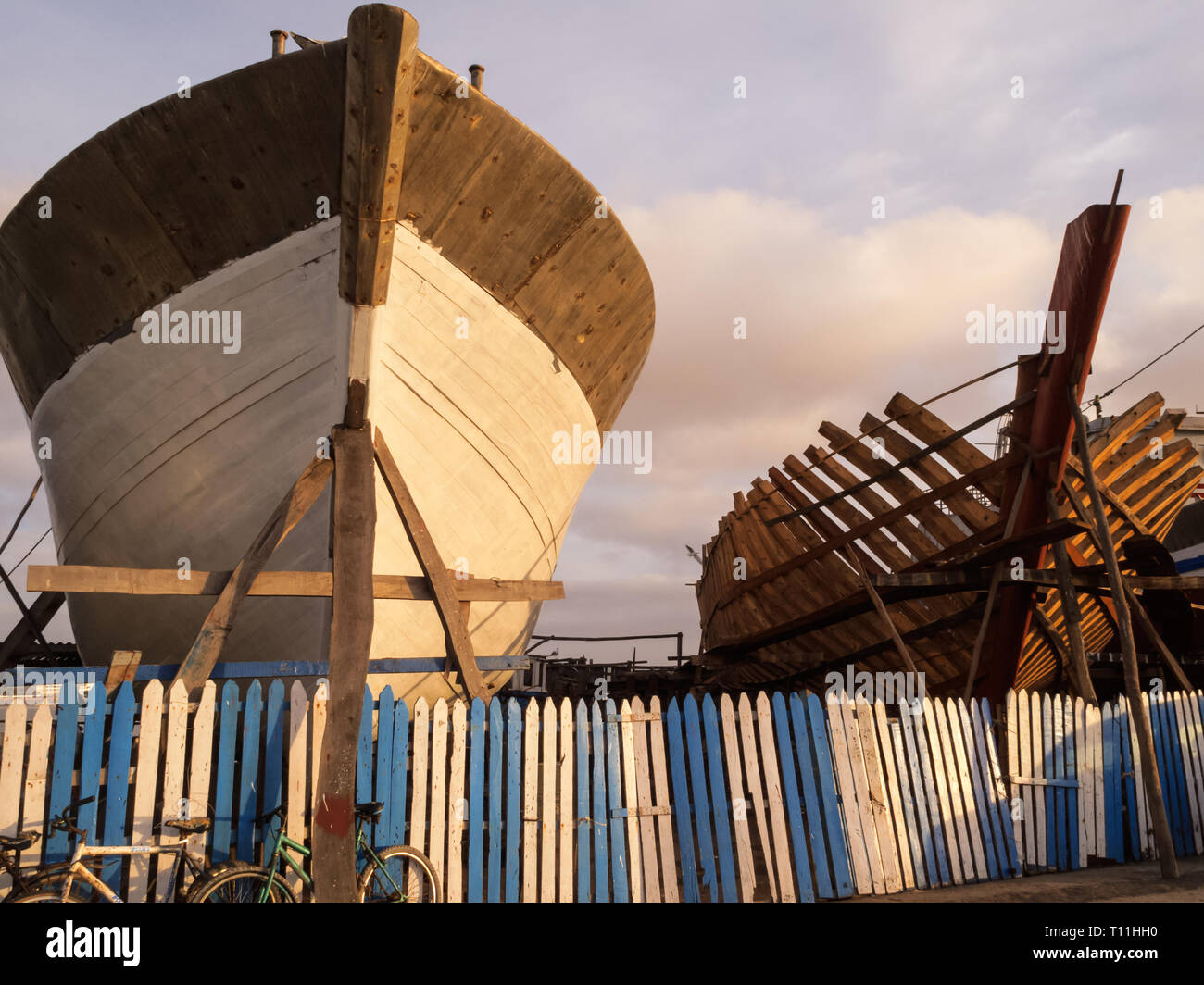 Libre des bateaux en réparation ou construit dans une cale sèche à Essaouira, Maroc, Banque D'Images