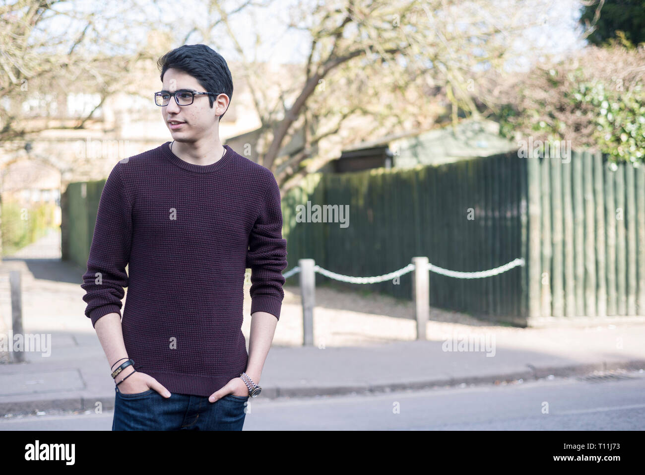 Un étudiant arabe du Moyen-Orient à l'extérieur dans un collège Oxbridge Banque D'Images