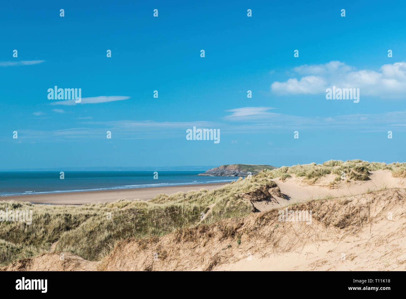 Rhossili Beach dunes derrière à la fin de la péninsule de Gower .Toutes la péninsule de Gower est une région d'une beauté naturelle et première au Royaume-Uni Banque D'Images