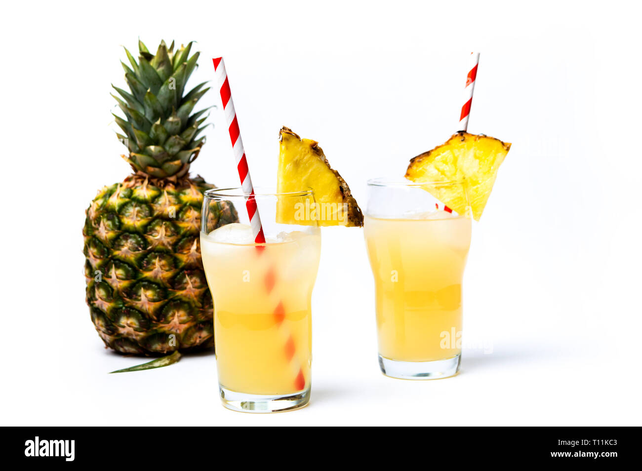Des jus d'ananas dans un verre décoré Banque D'Images
