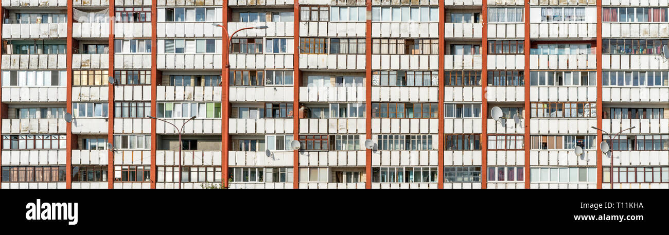 Brest, Biélorussie - Juillet 28, 2018 : la texture du mur de l'immeuble d'appartements avec de vieilles fenêtres et loggia sur les côtés. Résumé fond de vieux Banque D'Images