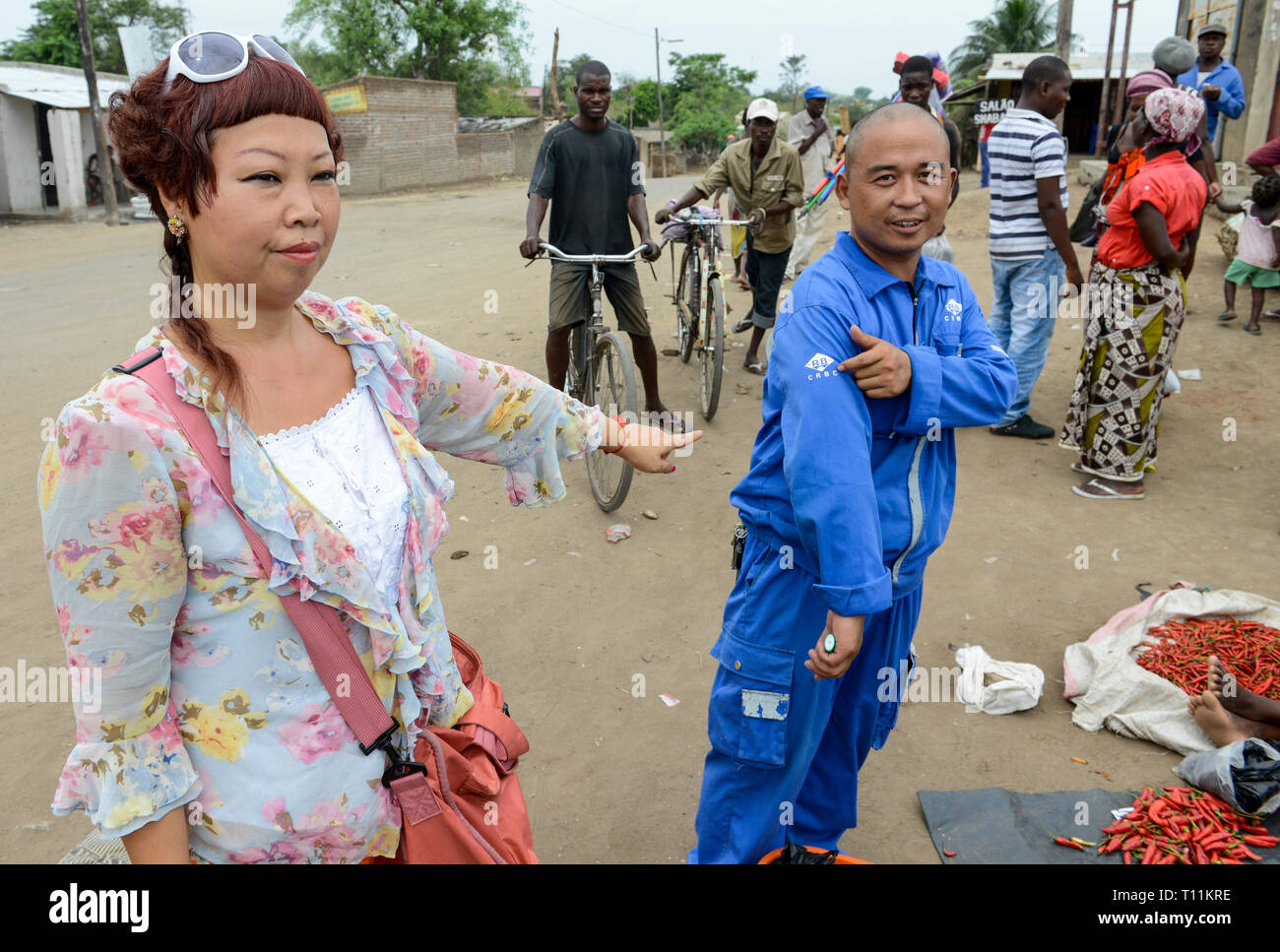 Le MOZAMBIQUE, travailleur chinois de Moatize, compagnie d'État chinois CRBC Chine Road and Bridge Corporation au street market / MOSAMBIK, Moatize, chinesischer Arbeiter auf einem Markt an der Strasse Banque D'Images Le MOZAMBIQUE, travailleur chinois de Moatize, compagnie d'État chinois CRBC Chine Road and Bridge Corporation au street market / MOSAMBIK, Moatize, chinesischer Arbeiter auf einem Markt an der Strasse Banque D'Images