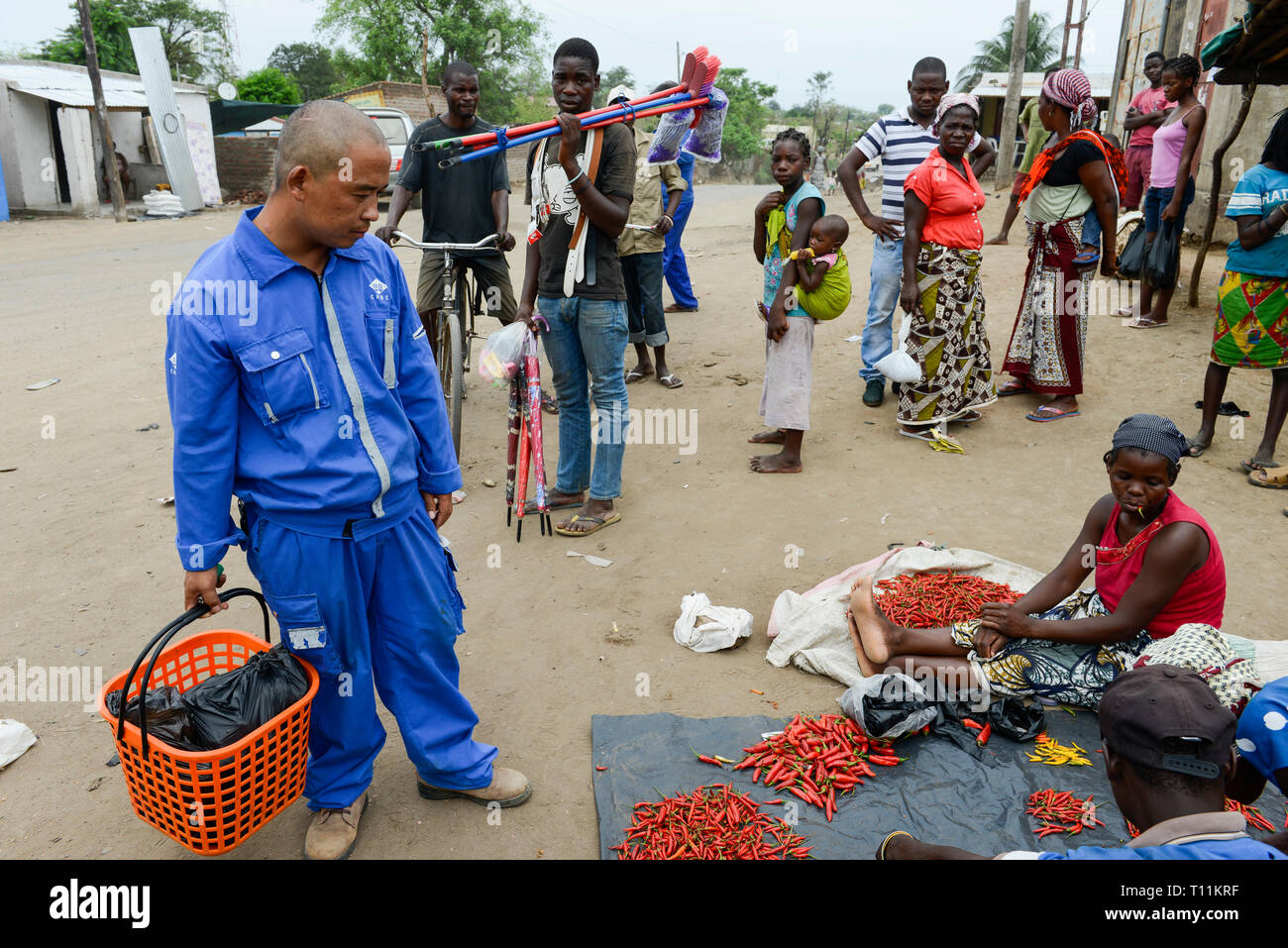 Le MOZAMBIQUE, travailleur chinois de Moatize, compagnie d'État chinois CRBC Chine Road and Bridge Corporation au street market / MOSAMBIK, Moatize, chinesischer Arbeiter auf einem Markt an der Strasse Banque D'Images Le MOZAMBIQUE, travailleur chinois de Moatize, compagnie d'État chinois CRBC Chine Road and Bridge Corporation au street market / MOSAMBIK, Moatize, chinesischer Arbeiter auf einem Markt an der Strasse Banque D'Images