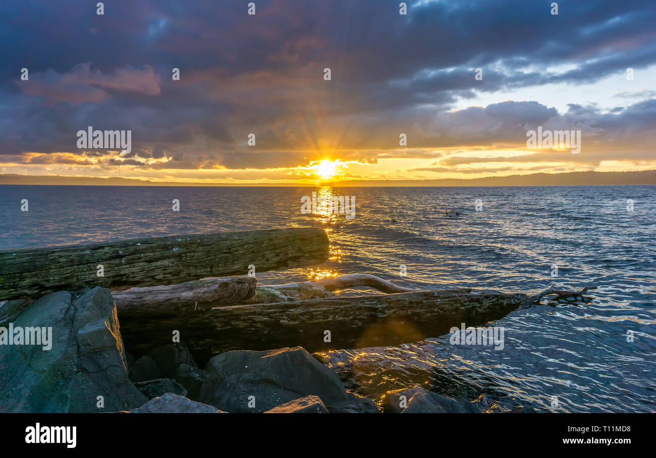 Le soleil se couche sur le Puget Sound dans l'État de Washington. Banque D'Images
