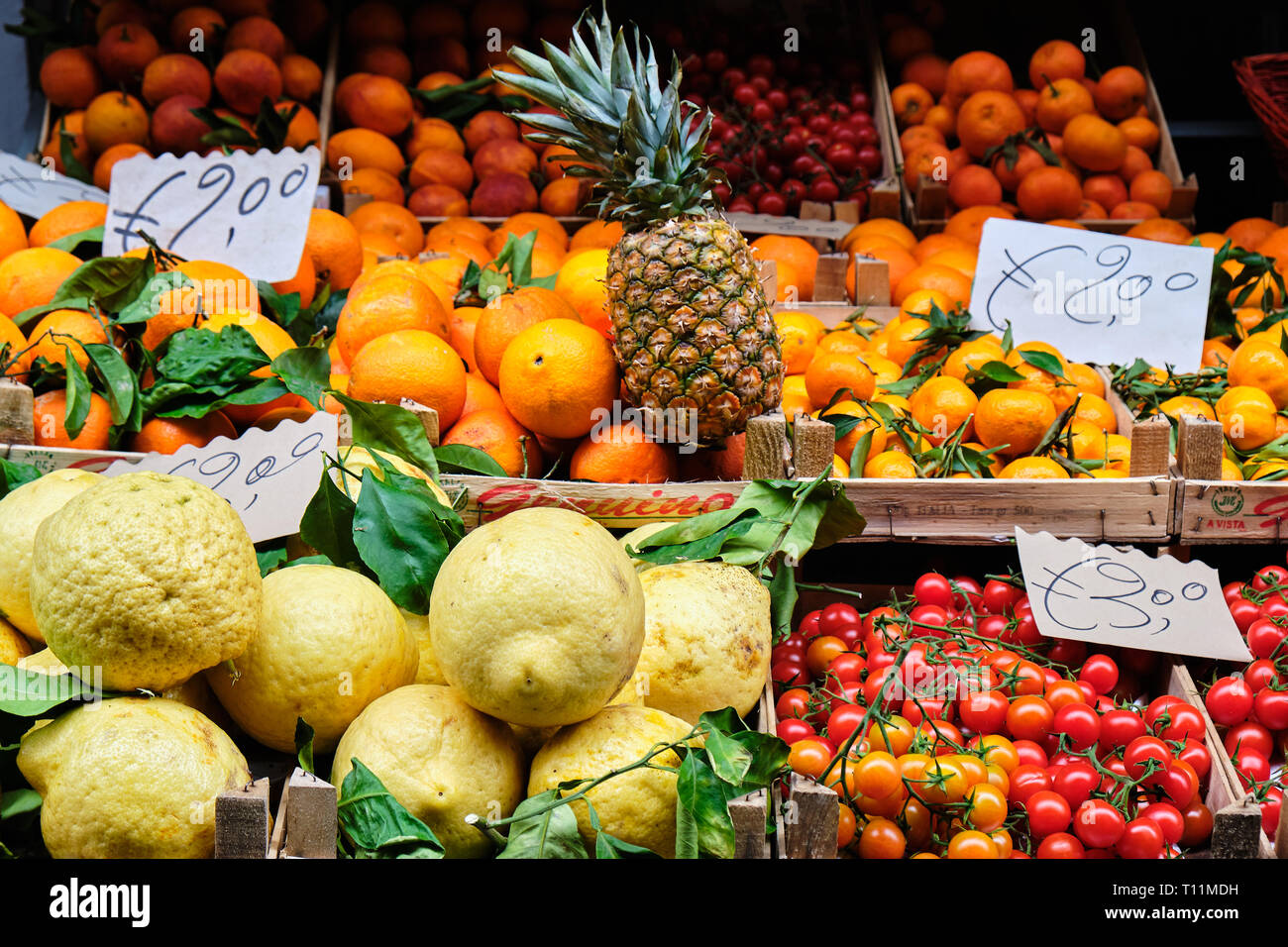 Oranges, Citrons, fruits et légumes à Street Markt Banque D'Images