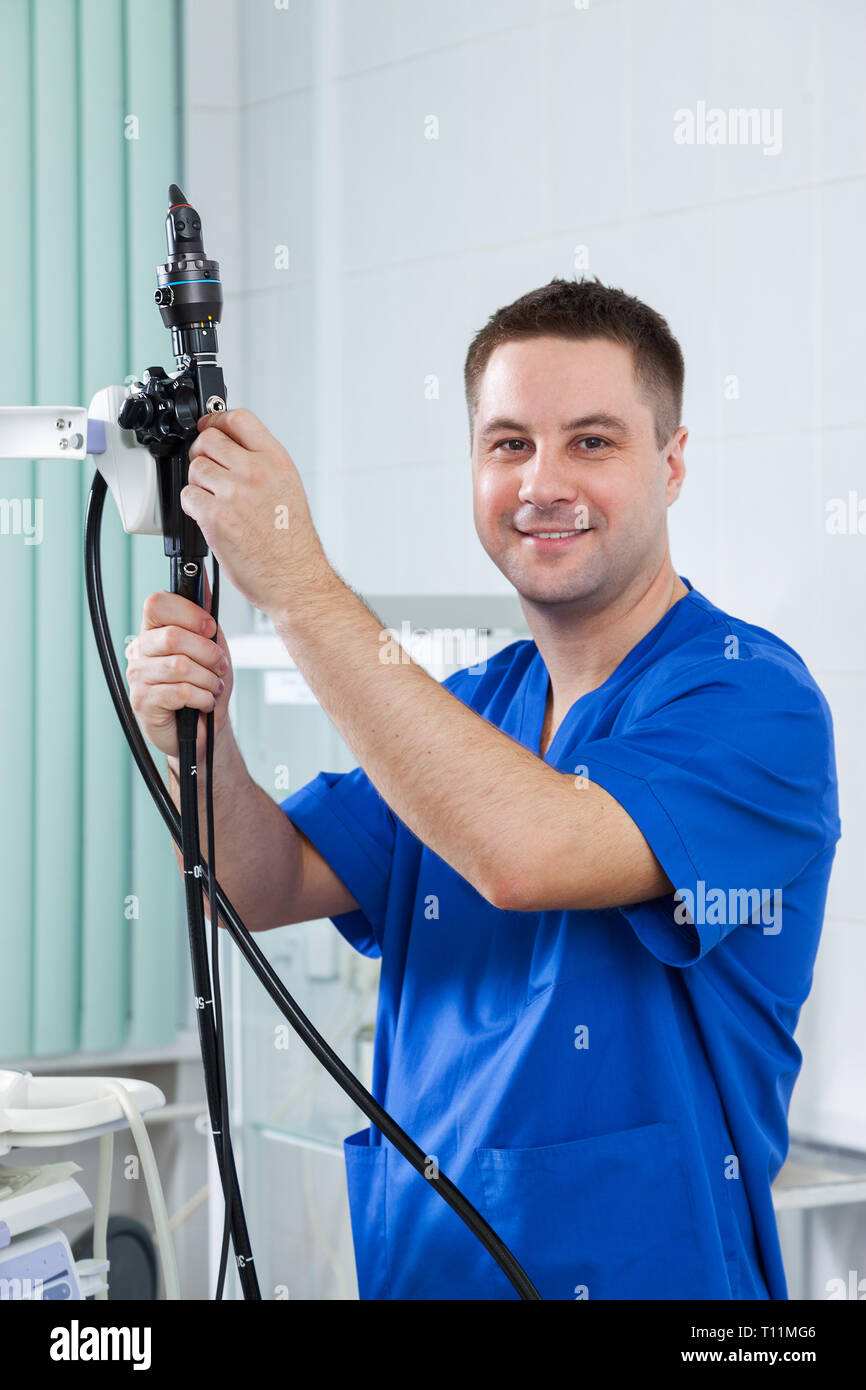 Médecin masculin tenant un endoscope. Banque D'Images