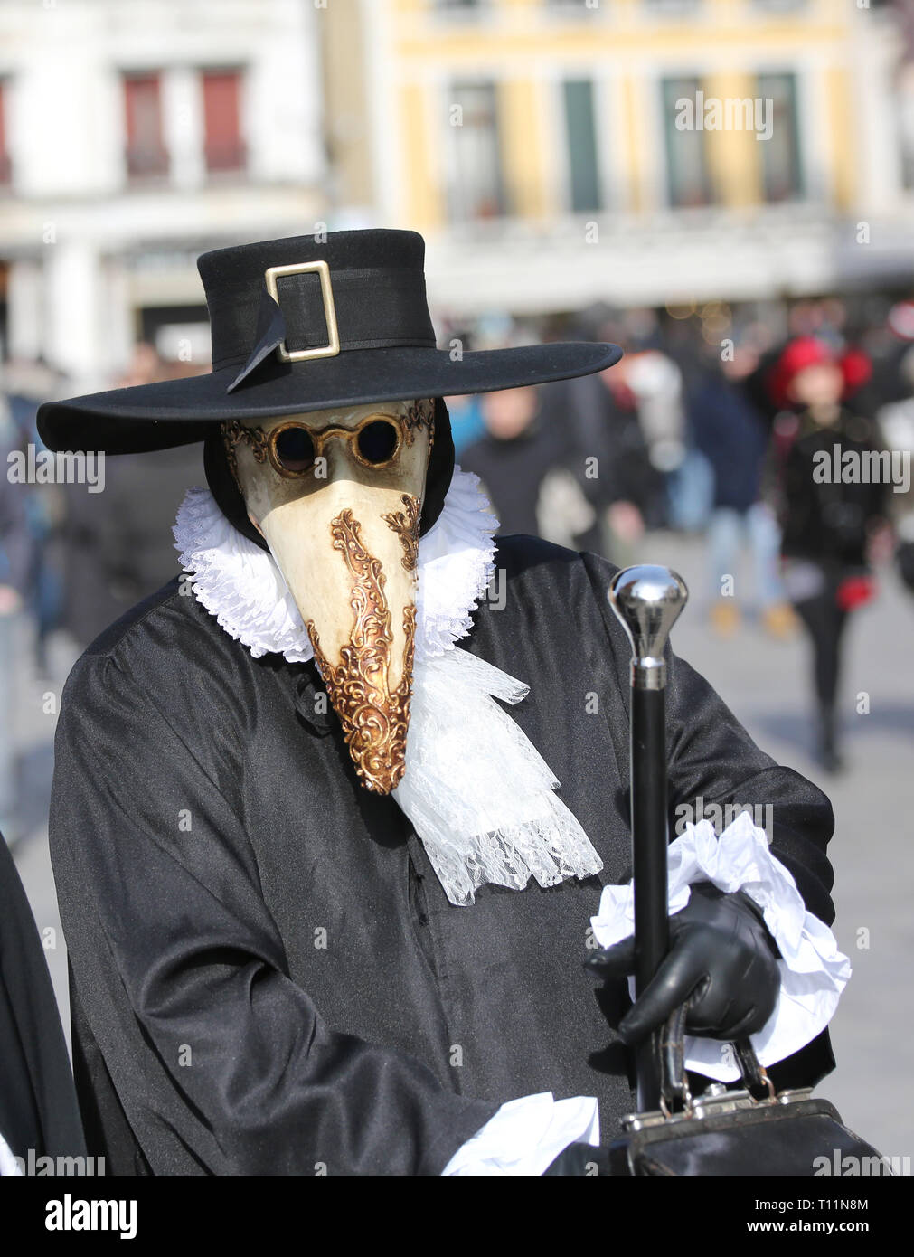 Masque de Venise appelé peste médecin avec black hat et le grand bec face à  Venise Italie Photo Stock - Alamy