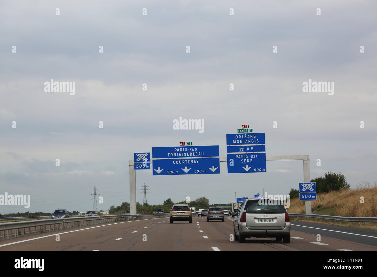 Autoroute française et le feu de circulation pour aller à Paris Banque D'Images