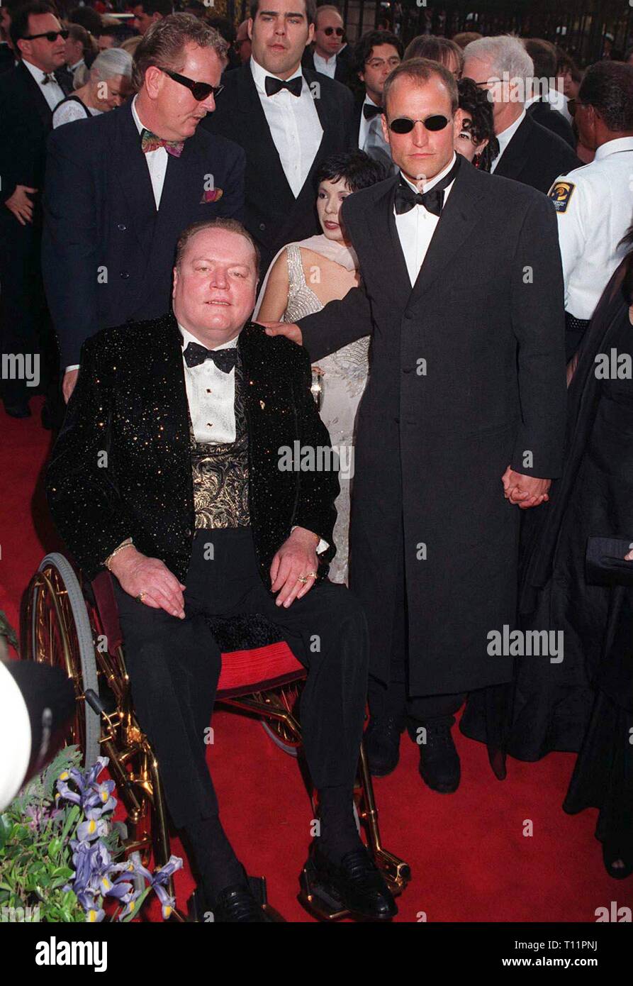 LOS ANGELES, CA. 25 mars 1997 : Larry Flynt (à gauche) & Woody Harrelson à l'Academy Awards. Pix : Paul Smith Banque D'Images