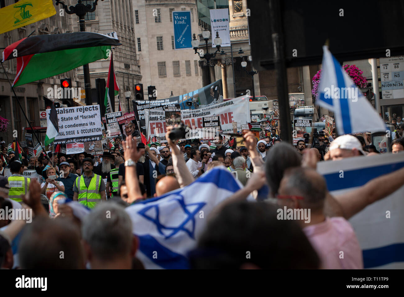 Un manifestant pro-Israël face off contre l'anti-Israël 'Al Qods' mars à Londres, Angleterre. 2017. Banque D'Images