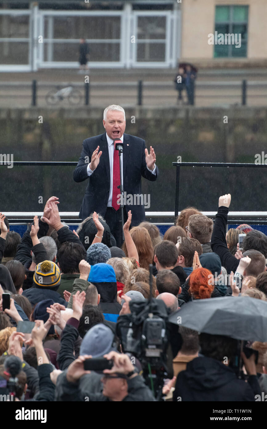 Élection du travail rassemblement au Sage Gateshead 2017. Jeremy Corbyn leader haut-parleurs & Ian Lavery MP. Des milliers de gens se sont rendus, en début d'après-midi, avec des bannières. Banque D'Images