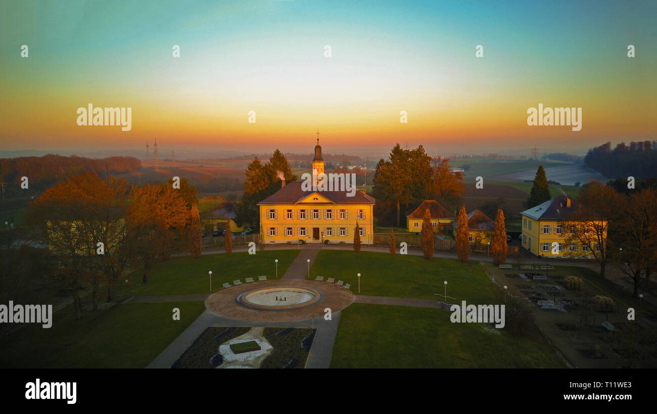 Une vue aérienne montre l'hôtel Kurhaus à Bad Rappenau près de Heilbronn pendant le coucher du soleil Banque D'Images