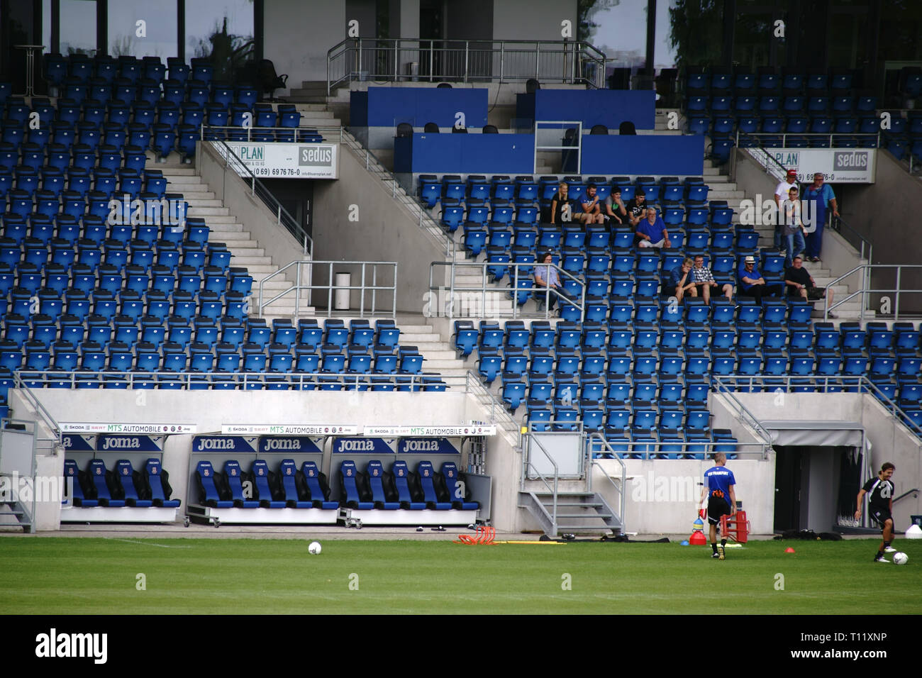 Francfort, Allemagne - 05 août 2018 : Une grande tribune dans le PSD Bank Arena Accueil du club de football FSV Francfort avec des rangées de sièges, panneau publicitaire Banque D'Images