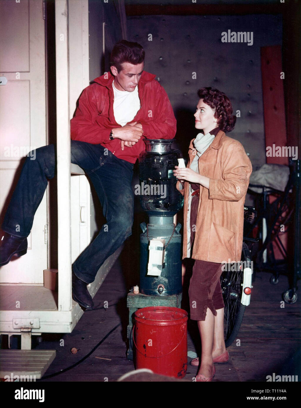 James Byron Dean (8 février 1931 - 30 septembre 1955) était un acteur américain. Il est considéré comme une icône culturelle d'adolescentes de la désillusion et de la distanciation sociale, telle qu'exprimée dans le titre de son plus célèbre film, Rebel without a Cause (1955), dans lequel il joue le rôle de Jim Stark adolescent troublé. Les deux autres rôles qui défini son vedettariat ont été solitaire Cal Trask dans l'est d'Eden (1955) et rébarbatifs ranch Jett Rink dans Giant (1956). Hollywood : Crédit Photo Archive / MediaPunch Banque D'Images