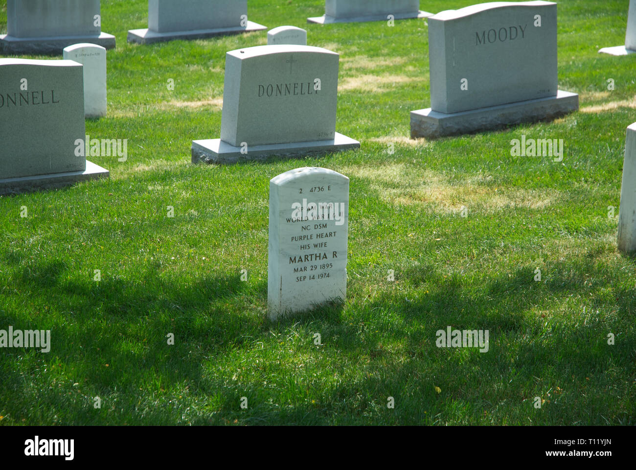 Arlington en Virginie, USA, 20 avril 2012 le Cimetière National d'Arlington, dans le comté d'Arlington, Virginie, directement en face de la rivière Potomac du Lincoln Memorial, est un cimetière militaire américain sous dont 624 acres ont été portées de victimes, et anciens combattants décédés, de la nation, à commencer par la guerre de Sécession, ainsi que reinterred morts de guerres antérieures. Il a été établi pendant la guerre civile au motif d'Arlington House, qui a été la propriété de la famille d'général confédéré Robert E. Lee's épouse Mary Anna (Custis) Lee (une arrière-petite-fille de Martha Banque D'Images