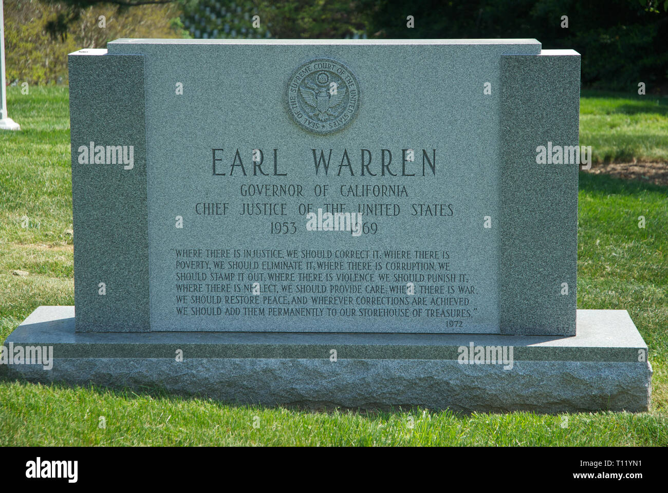 Le Cimetière National d'Arlington. 4-20-2012 pierre tombale de juge en chef des États-Unis Earl Warren. Le Cimetière National d'Arlington, dans le comté d'Arlington, Virginie, directement en face de la rivière Potomac du Lincoln Memorial, est un cimetière militaire américain sous dont 624 acres (253 ha) ont été mis à morts, et anciens combattants décédés, de la nation, à commencer par la guerre de Sécession, ainsi que reinterred morts de guerres antérieures. Il a été établi pendant la guerre civile au motif d'Arlington House, qui a été la succession de la famille de Robert E. général confédéré Banque D'Images