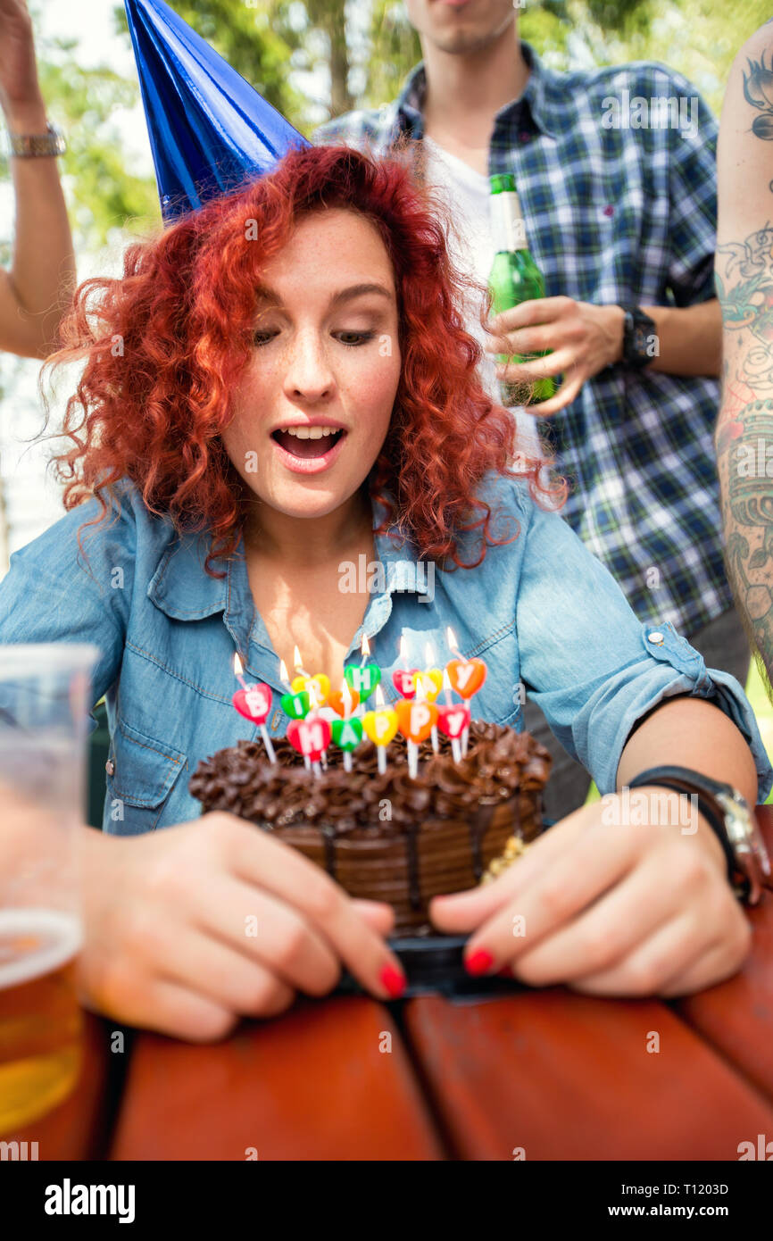 Portrait De Jeune Fille Aux Cheveux Rouge Boucles Avec Little Blue Cap Anniversaire Et Gateau Au Chocolat Dans La Nature Photo Stock Alamy