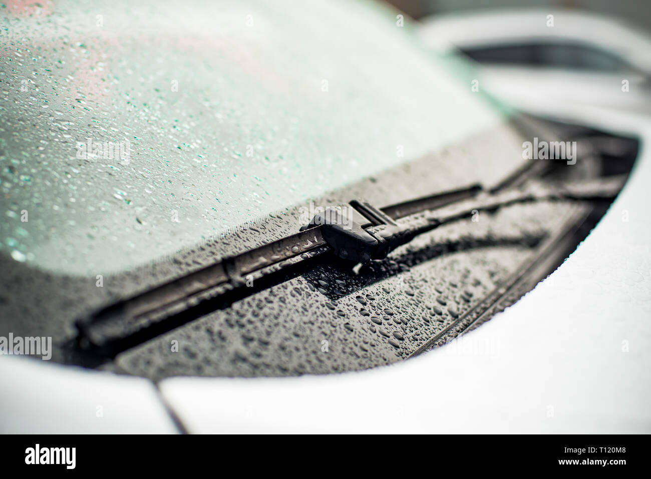 Lame d'essuie-glace avec une faible profondeur de champ et la fenêtre de la voiture humide Banque D'Images