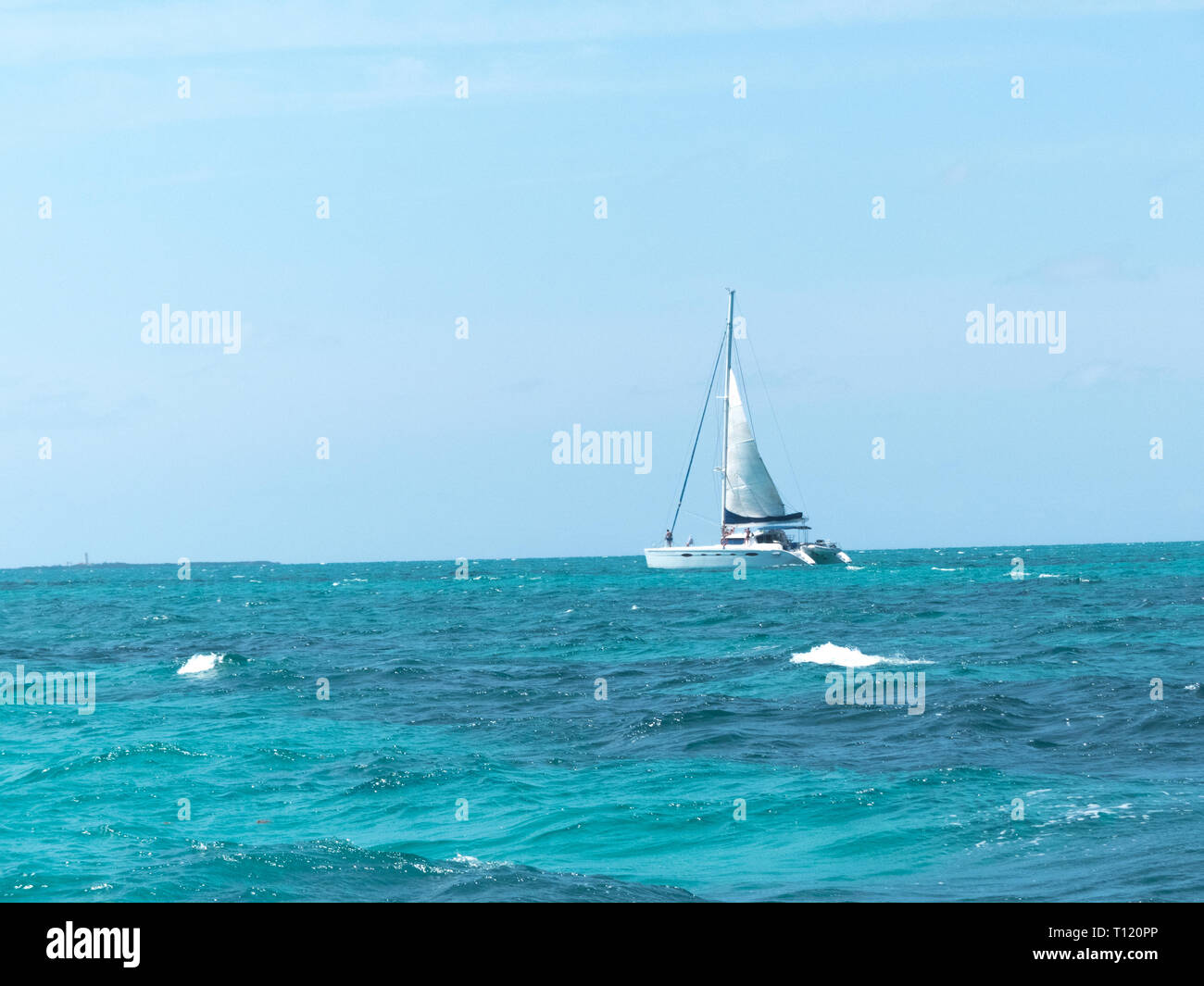 Voilier horizon de mer turquoise eau Ciel bleu marin plan large copy space Banque D'Images