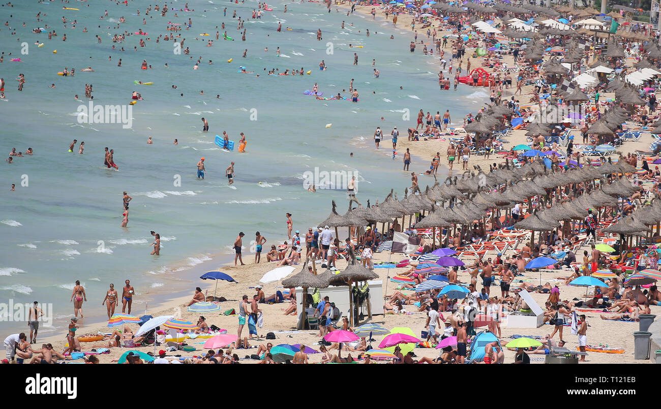 El Arenal Majorque, Espagne - 11 août 2018 - les touristes le soleil dans la plage d'El Arenal dans l'île espagnole de Majorque Banque D'Images