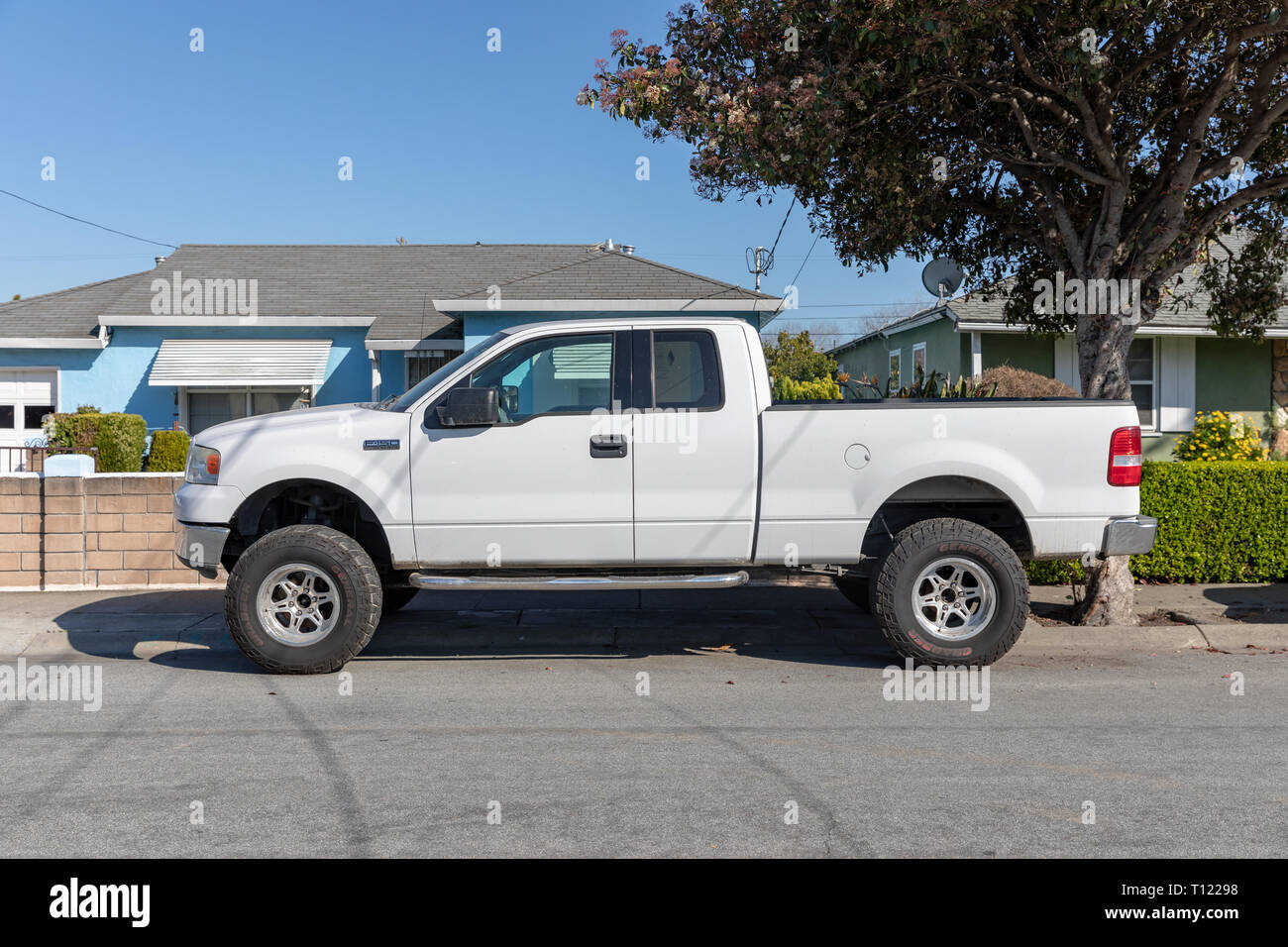 Ford F-150 XLT 5.4 ramassage Triton, blanc, garée en face de la maison, Sunnyvale, Californie, USA Banque D'Images