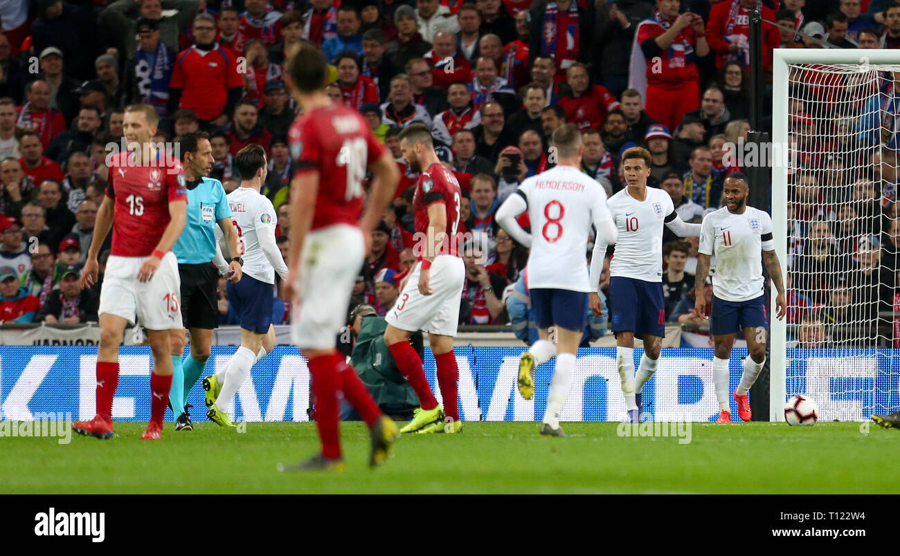 L'Angleterre Raheem Sterling (à droite) fête marquant son premier but de côtés du jeu pendant l'UEFA Euro 2020, Groupe de qualification un match au stade de Wembley, Londres. Banque D'Images