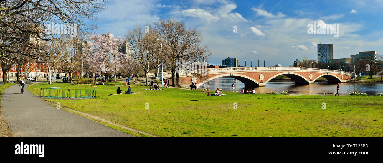 Vue panoramique de semaines Passerelle et Charles River Bank au début du printemps. Les gens le refroidissement, par la marche et le vélo. La passerelle pour piétons relie Harv Banque D'Images