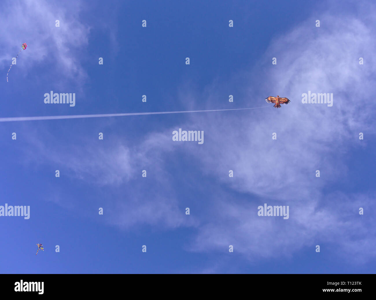 Le cerf-volant, ciel bleu profond avec quelques nuages. Nettoyer le lundi férié. Athènes, Grèce, 2019. Banque D'Images