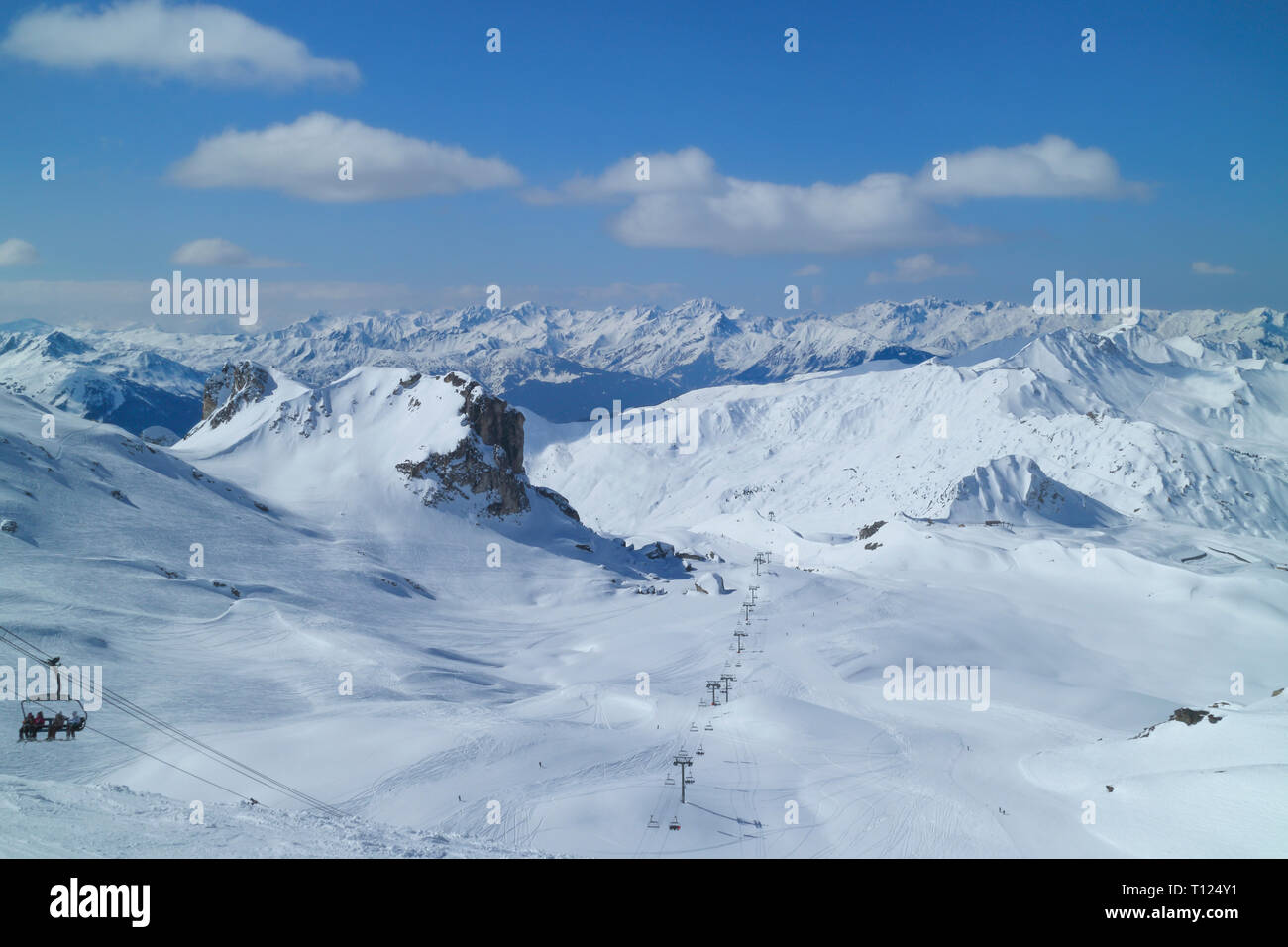 Des sommets enneigés des Alpes avec vue panoramique des télésièges, des pistes de ski alpin dans la station de sports d'hiver des 3 Vallées, Alpes, France, sur une froide journée ensoleillée . Banque D'Images