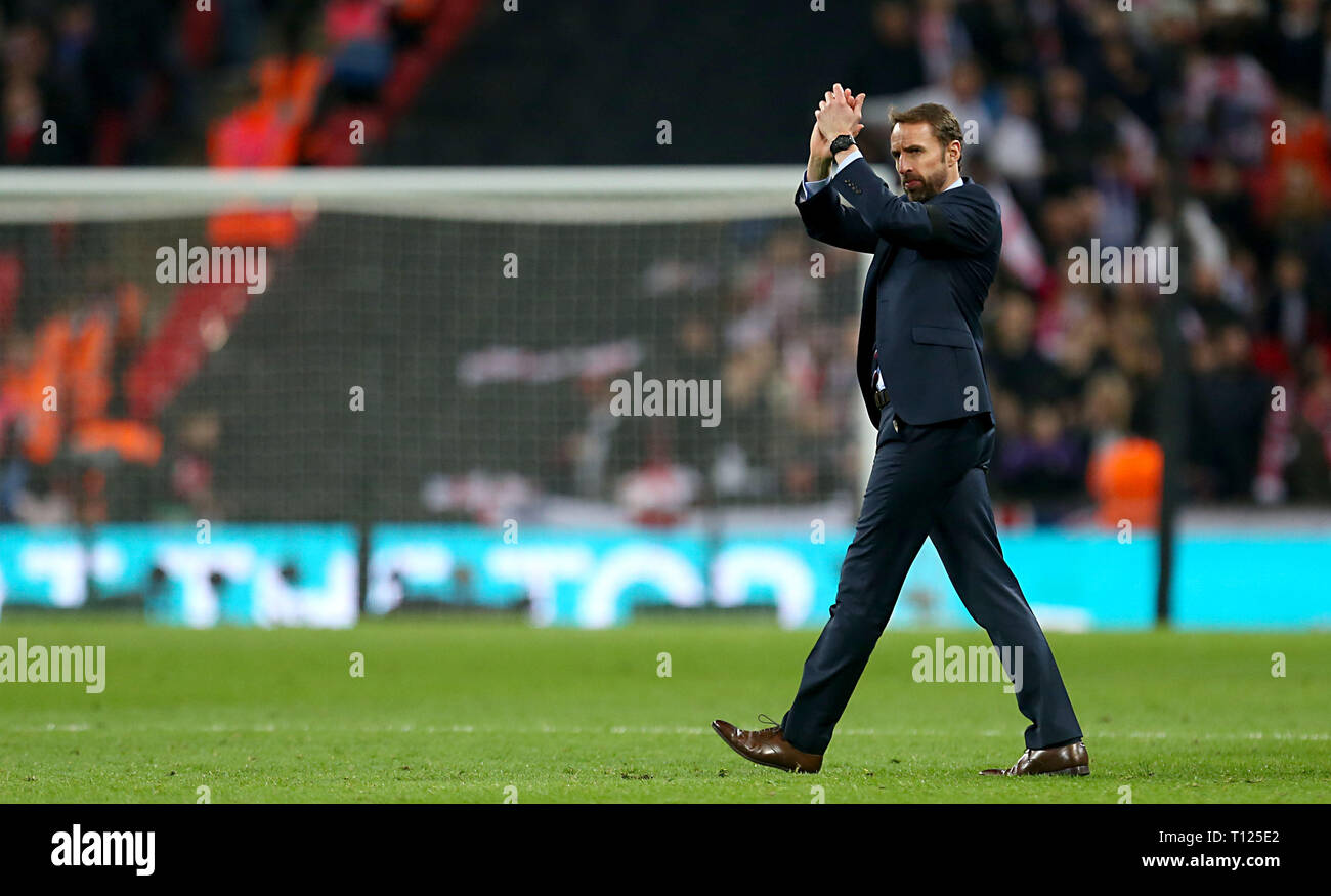 Gestionnaire de l'Angleterre Gareth Southgate applaudit les fans après le coup de sifflet final de l'UEFA Euro 2020, Groupe de qualification un match au stade de Wembley, Londres. Banque D'Images