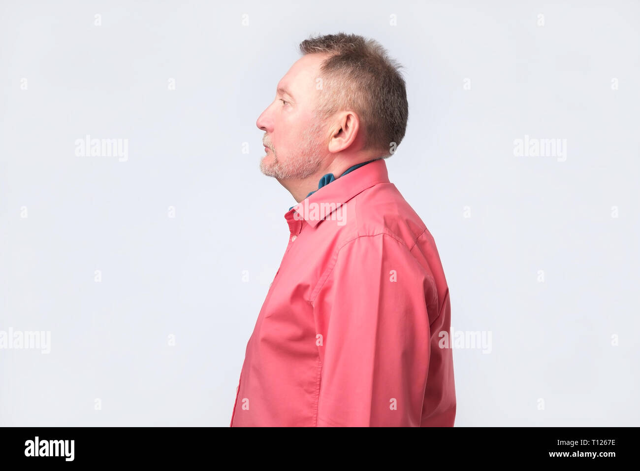 La haute vieil homme en chemise rouge à partir de la vue de profil. Shoot Studio. Banque D'Images