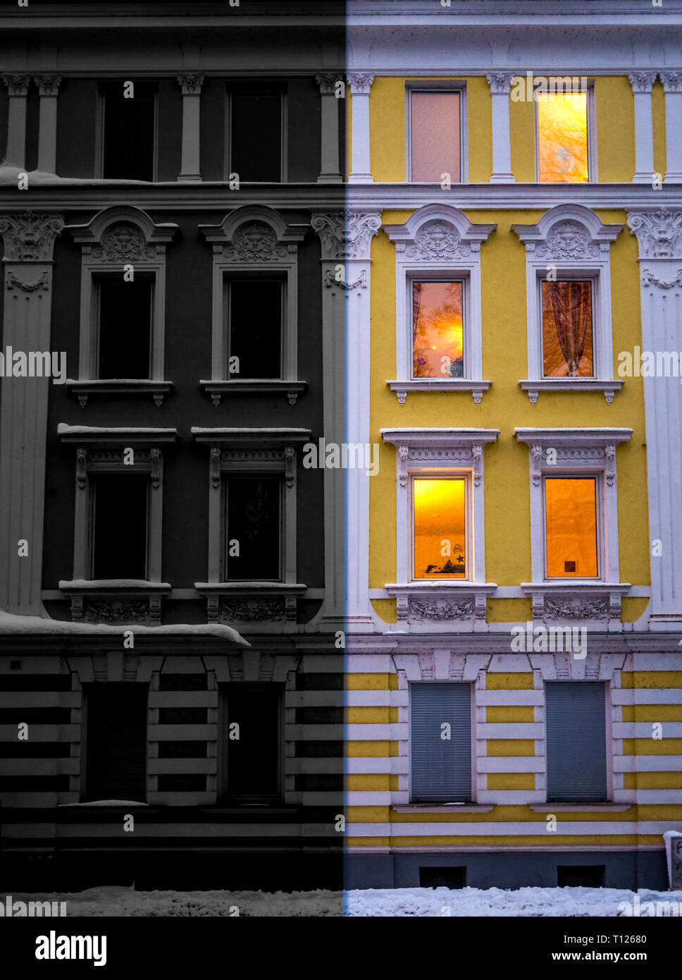 Image de multi niveau maison avec dark et illuminé côté. Banque D'Images