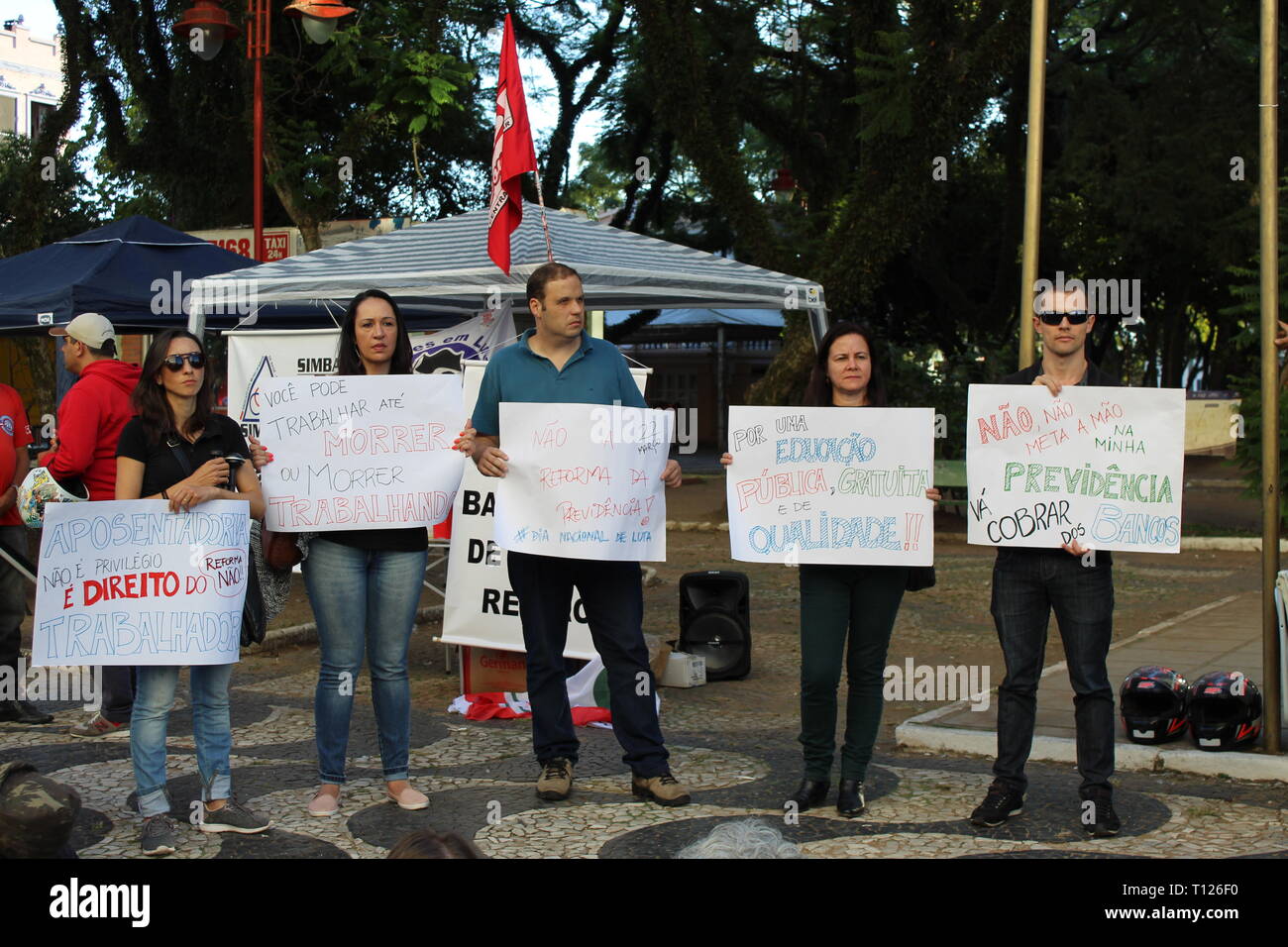 Les travailleurs brésiliens montrent des signes contre le président de l'Bolsonaro la réforme de la sécurité sociale, qui va supprimer les droits de la population Banque D'Images
