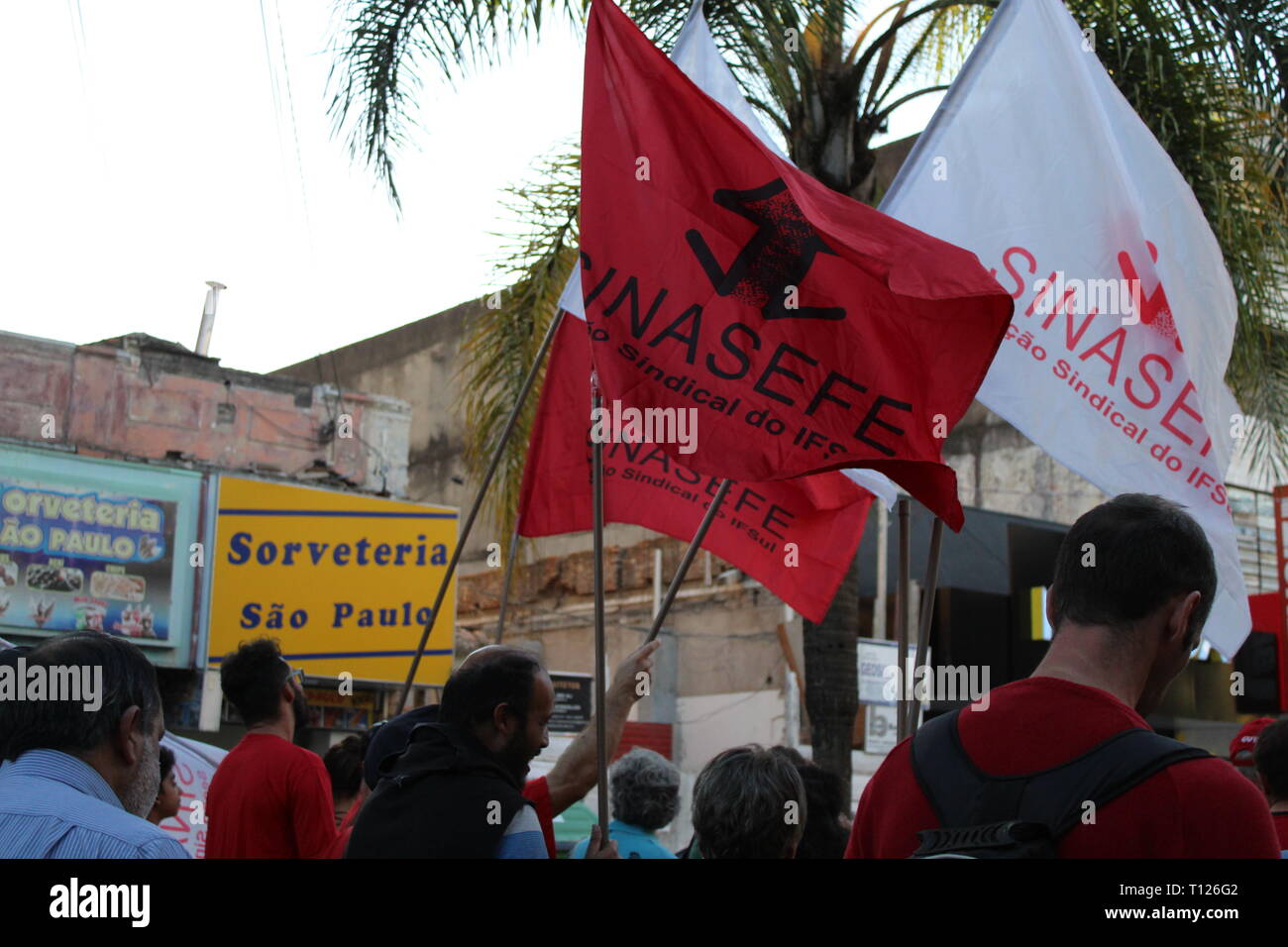 Drapeaux voltigeant dans les rues du Brésil contre la réforme des retraites imposées par Bolsonaro Jaďr, Président Banque D'Images