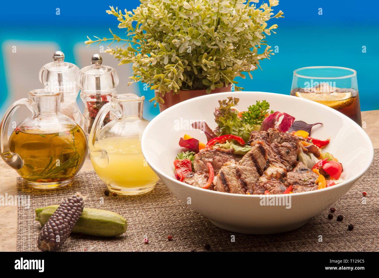 Grillades de viande avec de l'huile d'olive et servi avec différents verts. Zeytinyağı edilmiş Çeşitli marine ile, yeşillikler edilmiş et Izgara ile servis. Banque D'Images