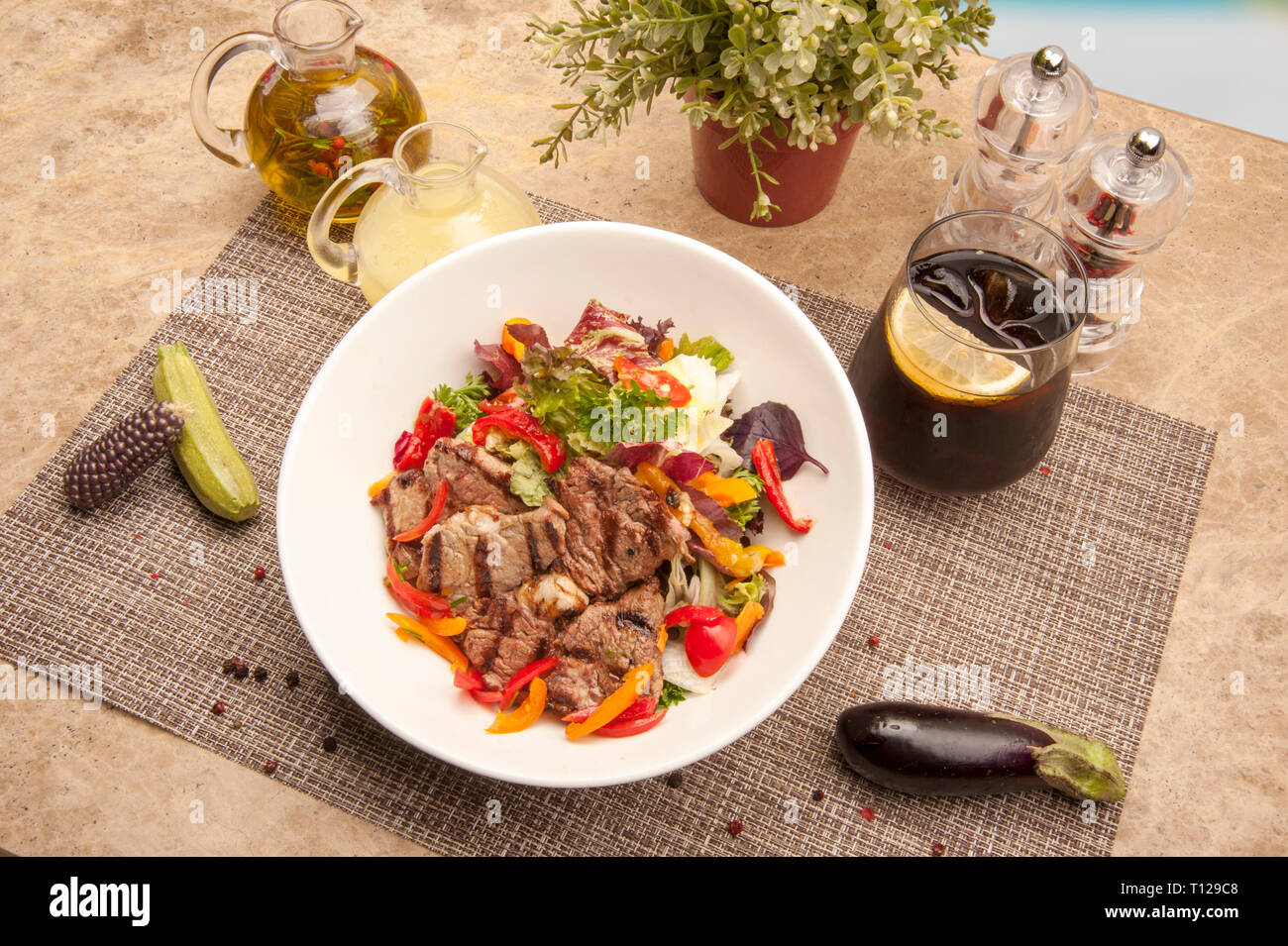 Grillades de viande avec de l'huile d'olive et servi avec différents verts. Zeytinyağı edilmiş Çeşitli marine ile, yeşillikler edilmiş et Izgara ile servis. Banque D'Images