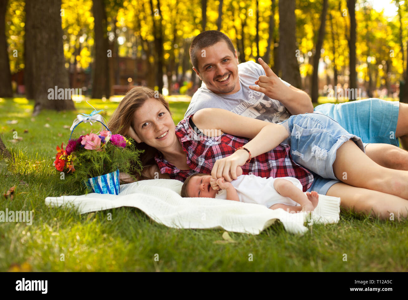 L'homme et la femme et bébé nouveau-né fille dans le parc Banque D'Images