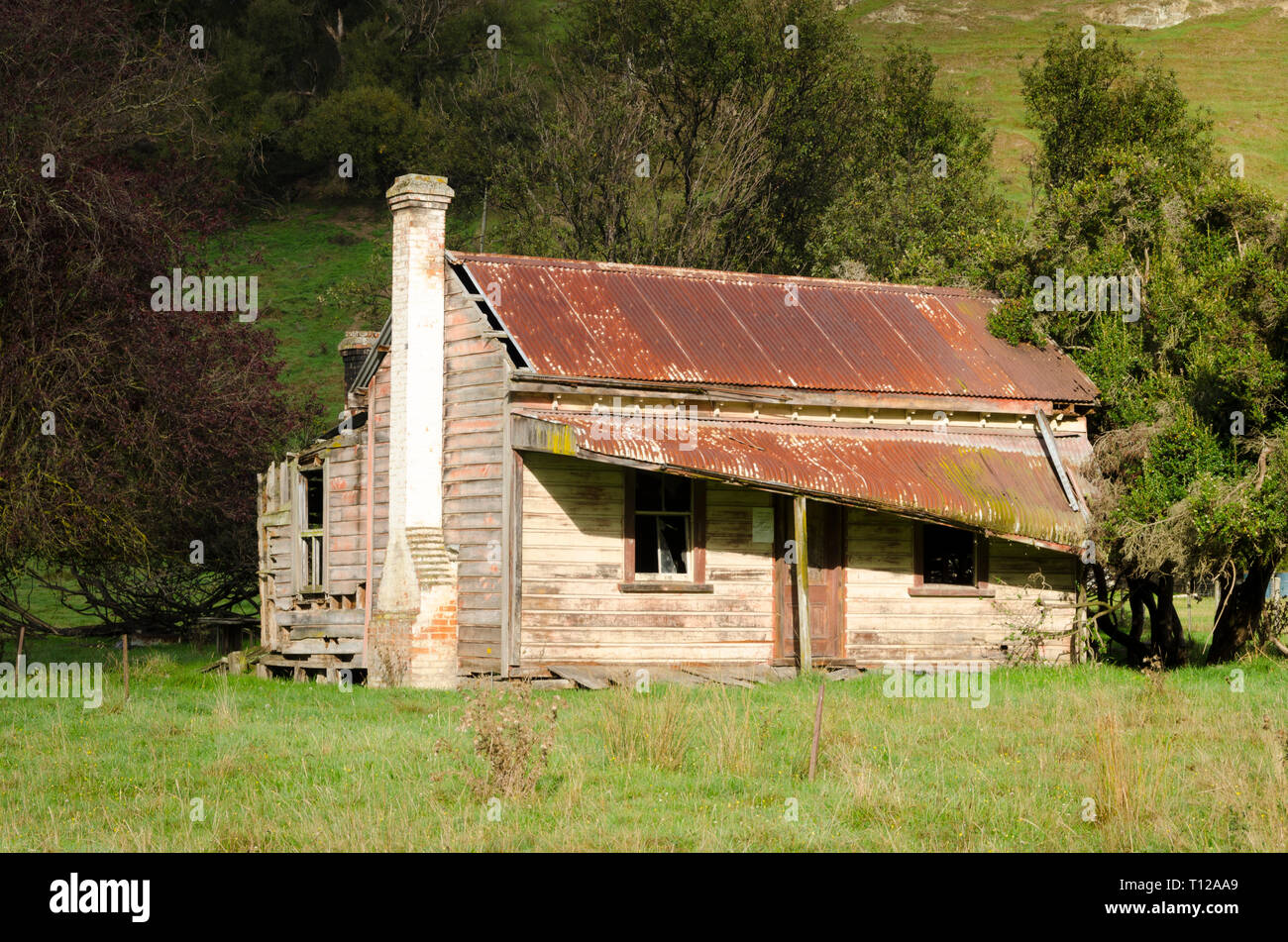 Chalet à l'abandon avec la chute de véranda, Taihape, île du Nord, Nouvelle-Zélande Banque D'Images