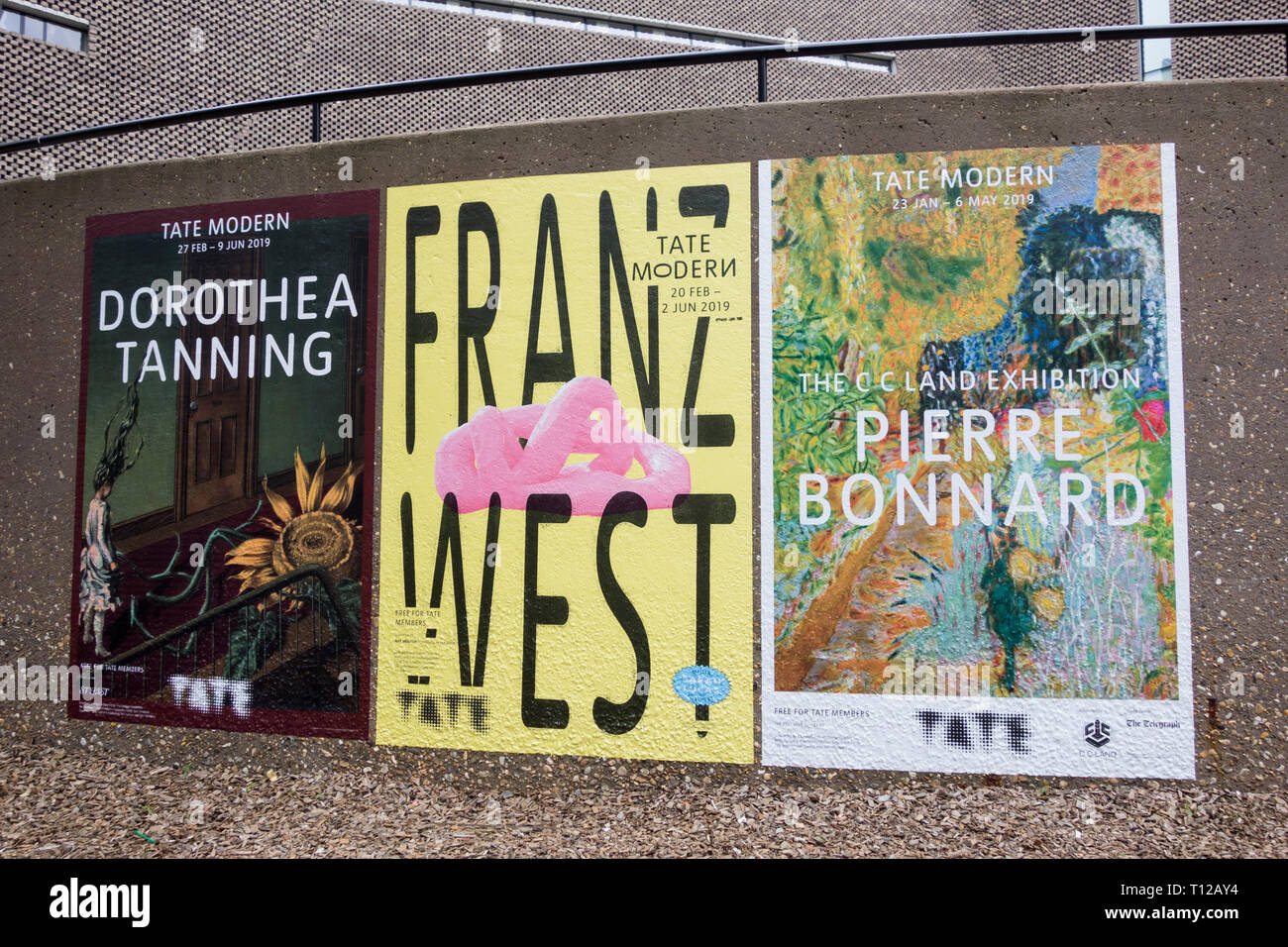 Publicité affiches affiche actuellement à la Tate Modern, Londres, Royaume-Uni, Banque D'Images