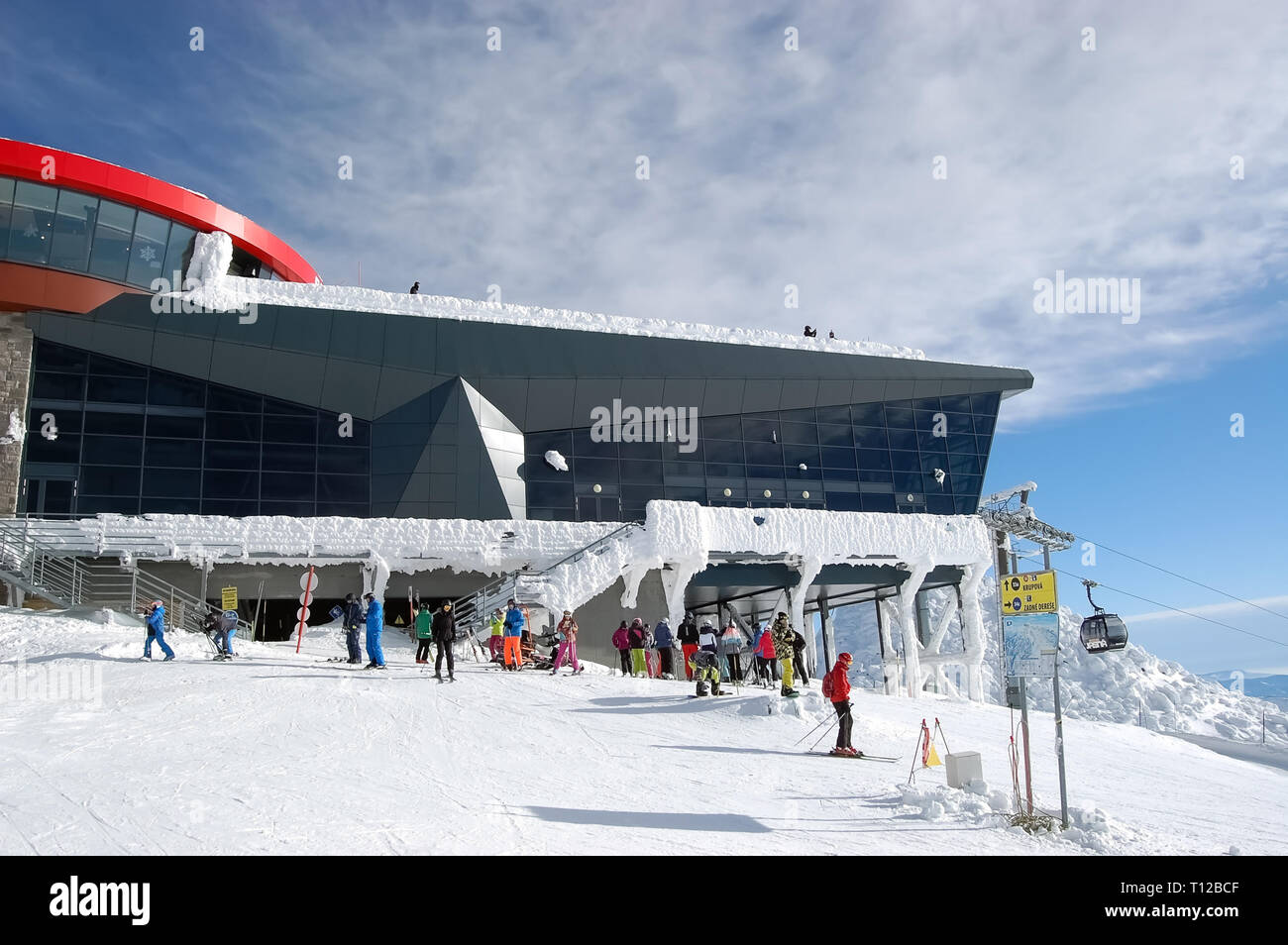 Jasna, Slovaquie - 22 janvier 2019 : à la station de Chopok sur une journée ensoleillée d'hiver dans la station de ski de Jasna, les Basses Tatras, en Slovaquie. Banque D'Images