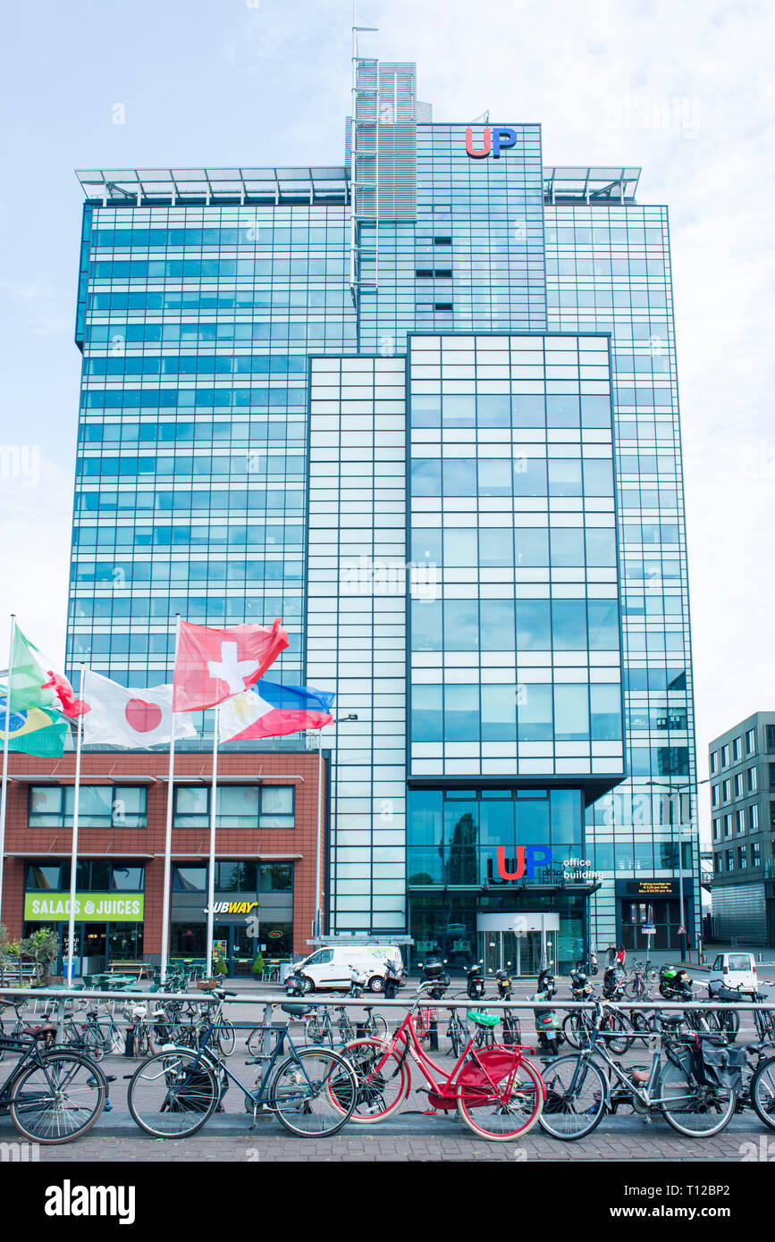 Photos de l'extérieur de l'Office de bâtiment d'entreprise moderne en verre à Amsterdam, en Hollande, aux Pays-Bas. Banque D'Images