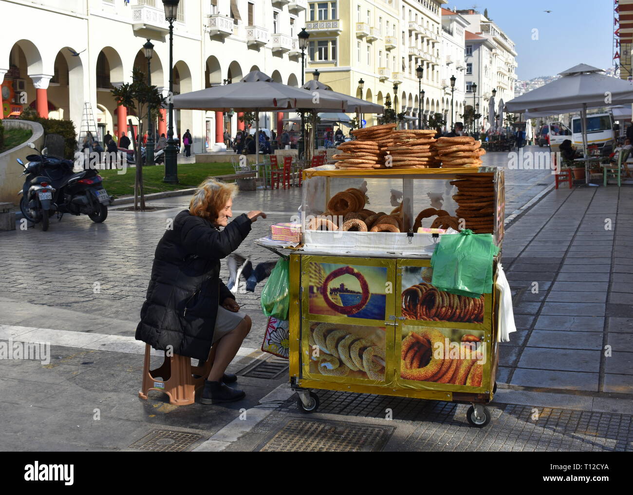 Vieille dame vendre koulouri (pain sésame anneaux), Thessalonique, Grèce Banque D'Images