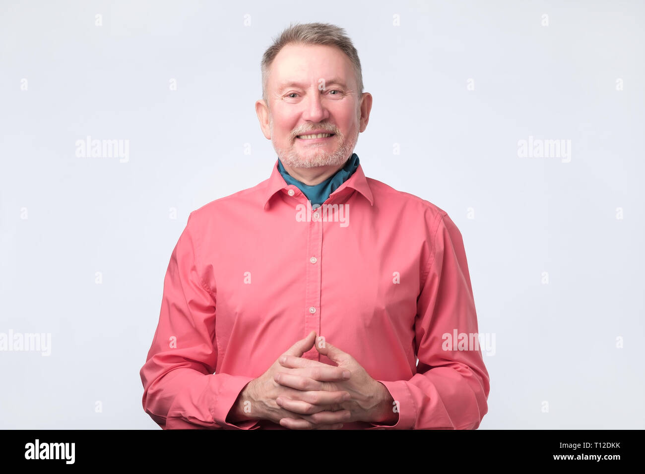 Senior en chemise rouge. Shoot Studio Banque D'Images