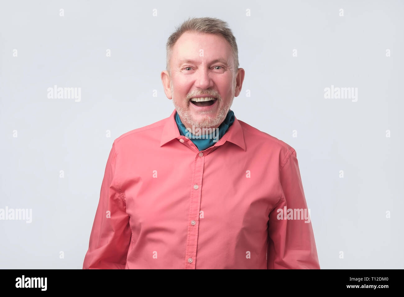 Senior en chemise rouge. Shoot Studio Banque D'Images