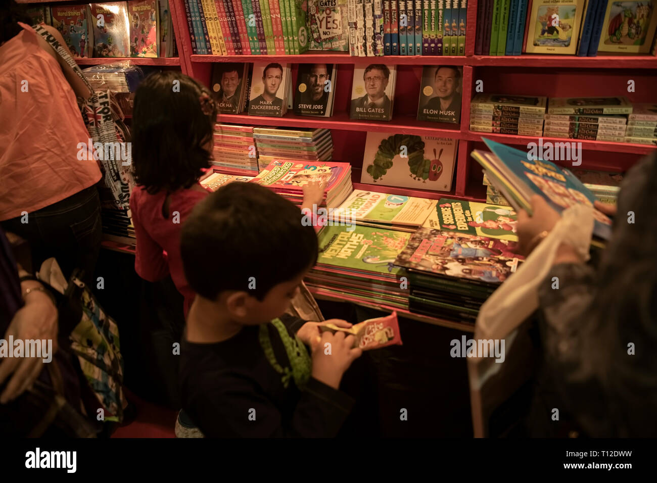 La Foire du livre de Calcutta,jeune garçon,rader,ancien ,soeur,mère,en livre, décrochage, les habitudes,la,une,sain,tendance,pour ,les jeunes génération,Inde. Banque D'Images