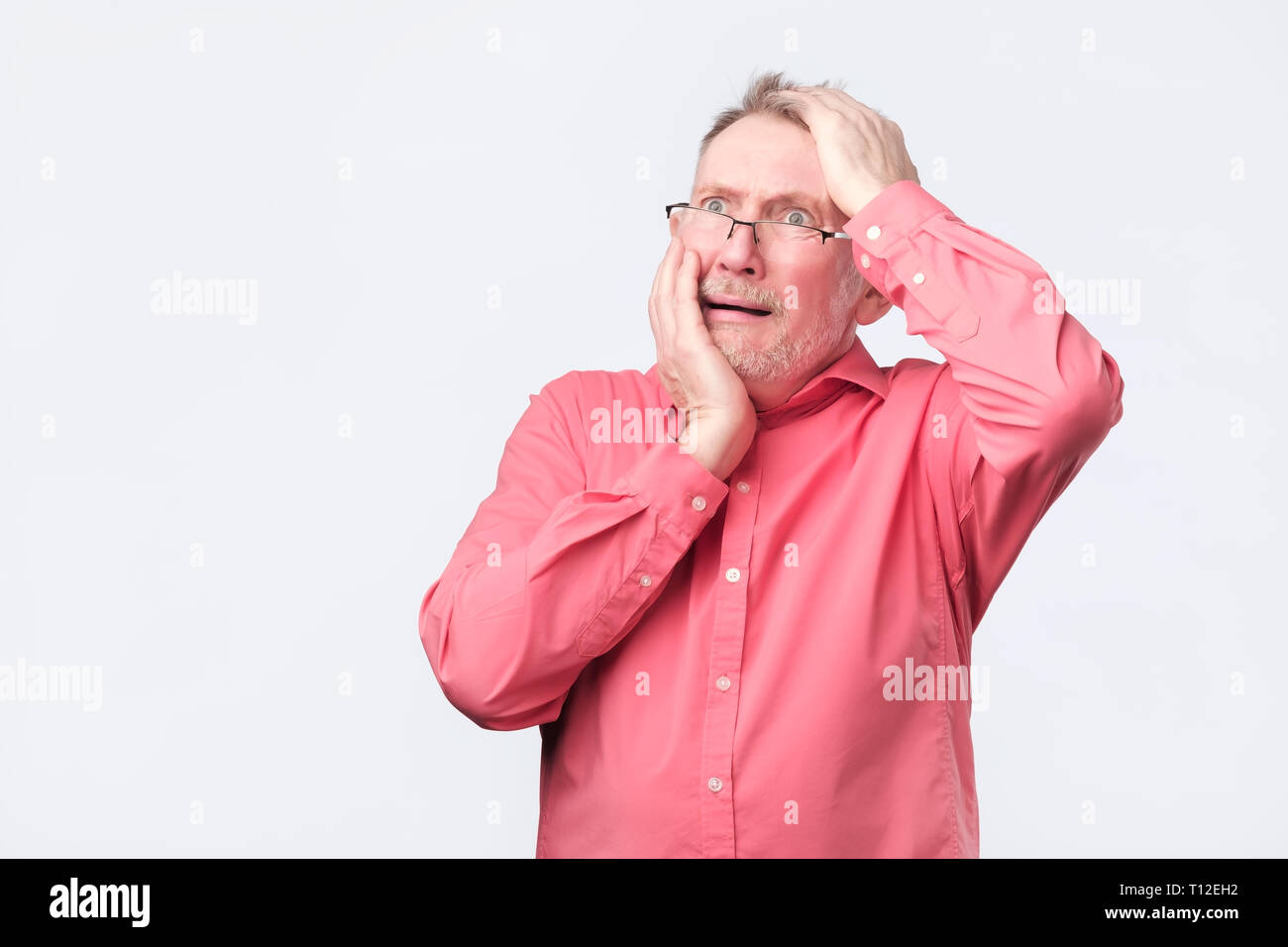 Guy senior à la satisfait et fatigué. Problème de mémoire Banque D'Images