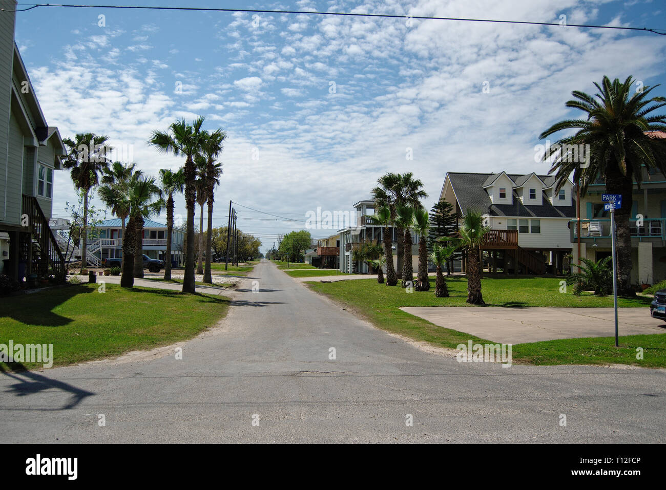 Maisons de vacances avec des palmiers dans les jardins près de la plage Banque D'Images