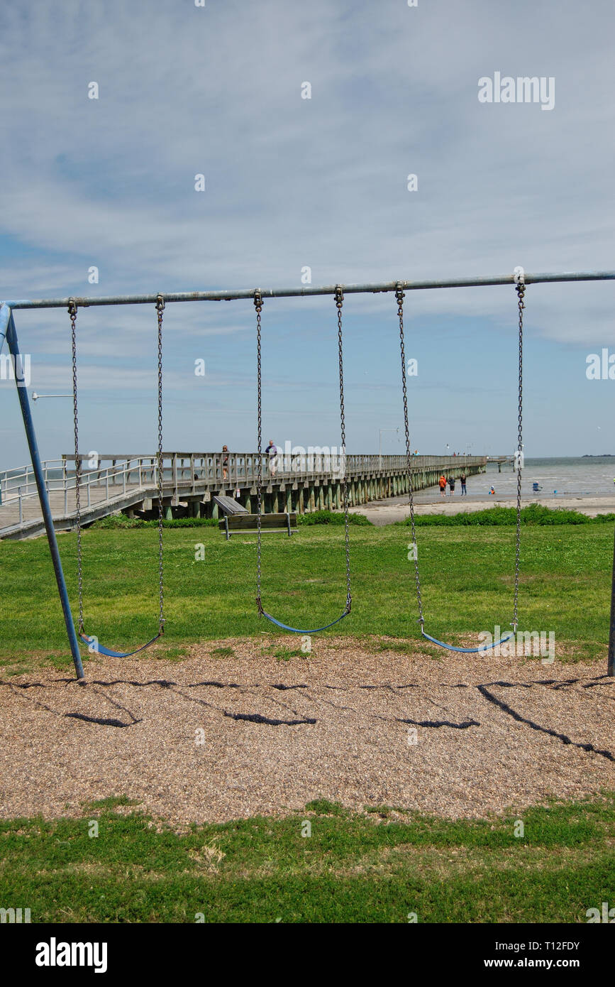 Une aire de jeux balançoire sur la plage Banque D'Images