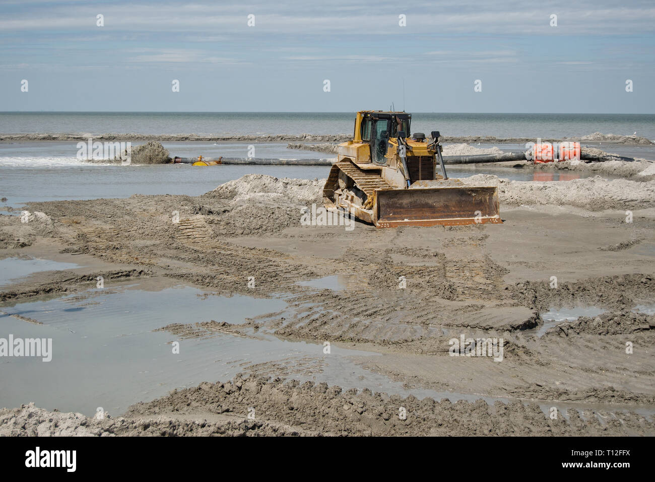 Bulldozer sur une plage de sable fin Banque D'Images