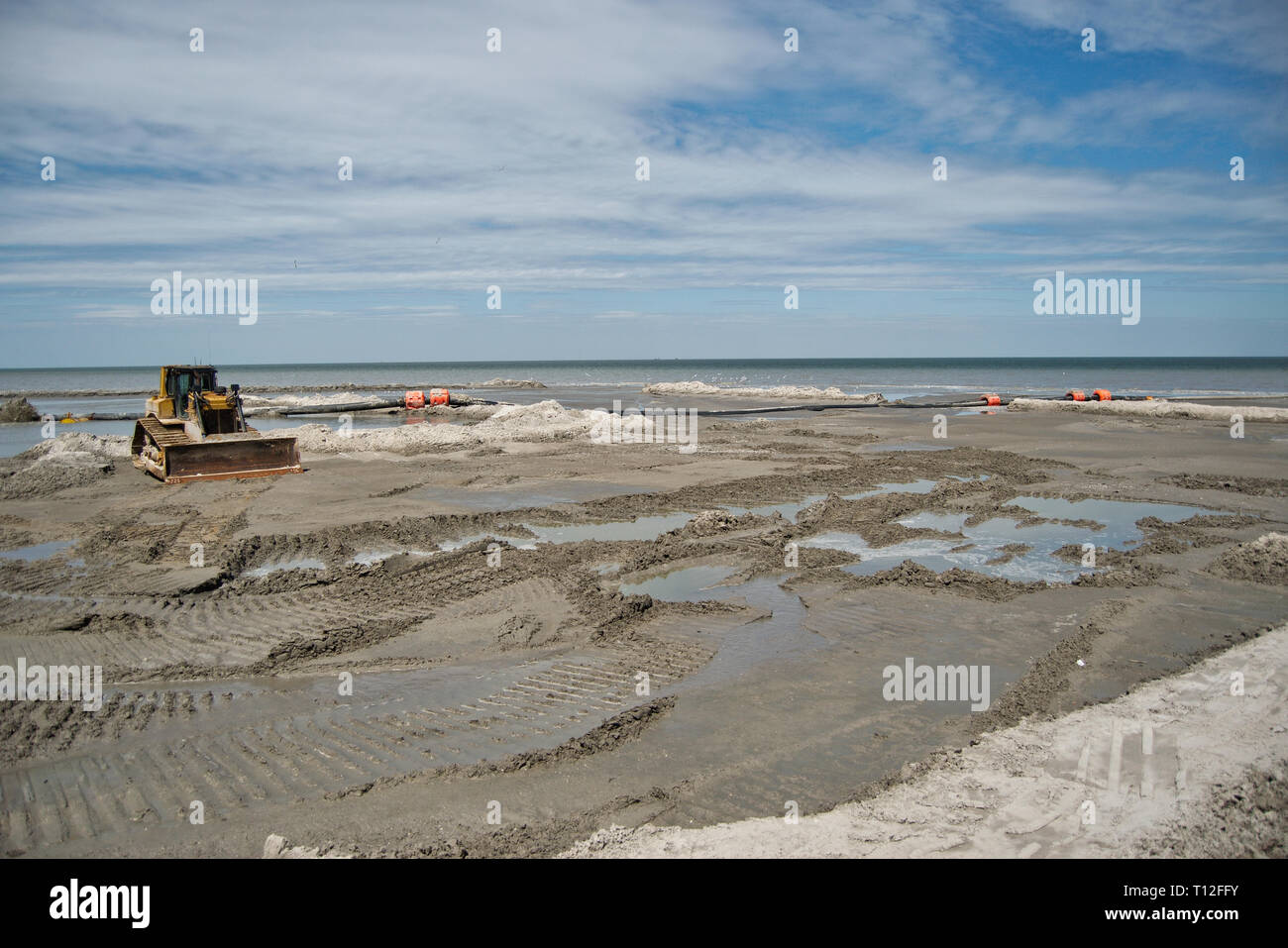 Bulldozer sur une plage de sable fin Banque D'Images